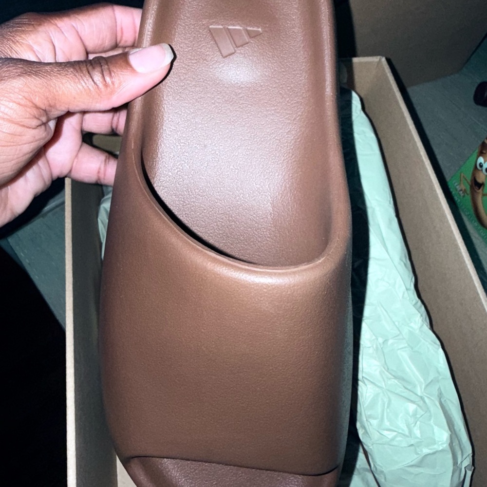 Adidas Yeezy Slide in Earthy Brown new with box - Picture 7 of 7